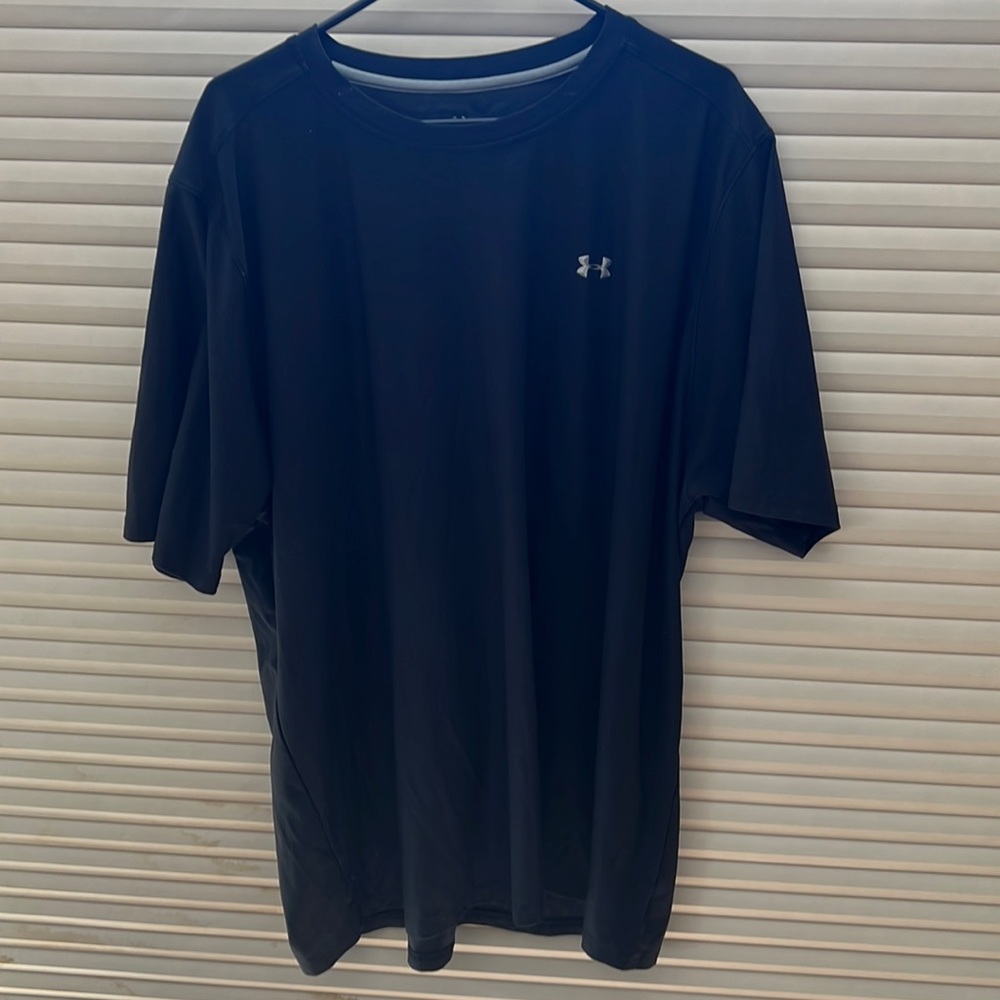 Mens UA heatgear 3XL t shirt short sleeve.  Black color.  Rarely worn. Nice